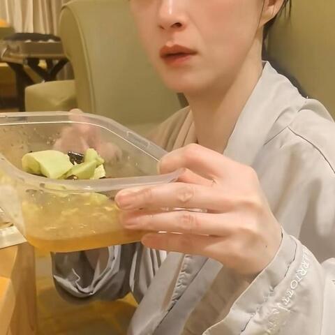 Tưởng Hân bật khóc vì áp lực giữ dáng trước sự kiện