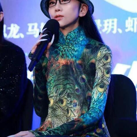 U70 Dương Lệ Bình nhịn đói, chỉ ăn khi đã biểu diễn xong