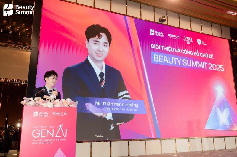 Ông Thân Minh Hoàng - CEO Hoàng Tú&nbsp;Holdings đang chia sẻ thông tin về sự kiện&nbsp;Beauty Summit 2025.