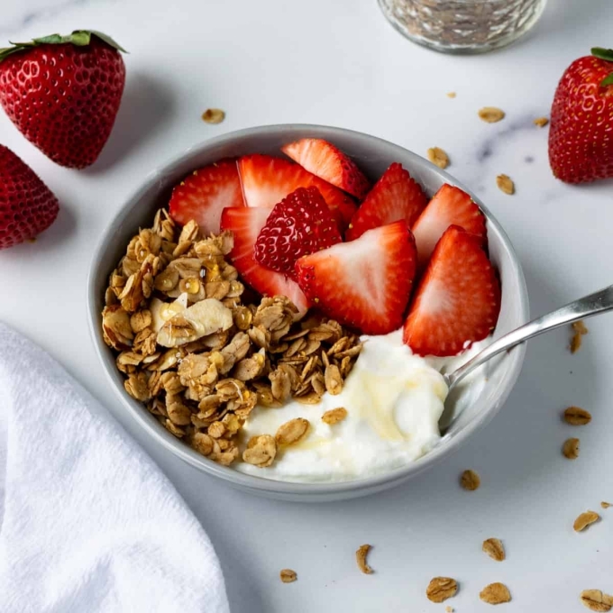 Sữa chua ăn kèm granola và quả mọng là bữa sáng vừa làm đẹp da vừa hỗ trợ giảm cân.