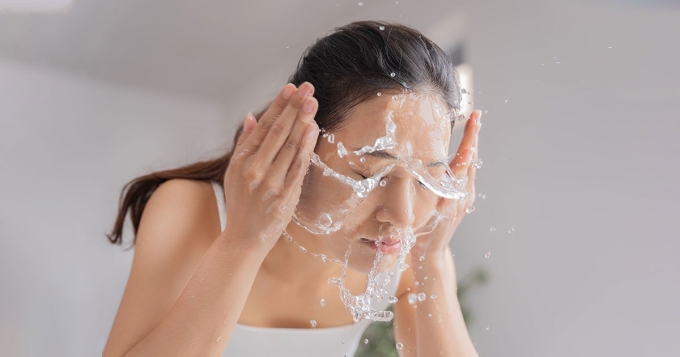 Rửa mặt quá nhiều lần khiến da mất đi độ ẩm tự nhiên, khô ráp và dễ lão hóa sớm.