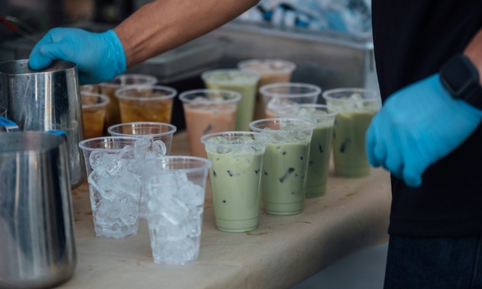 Các loại trà sữa, nước ngọt đóng chai, chứa hàm lượng đường cao, dễ gây viêm, thúc đẩy phản ứng glycation, gây tổn thương da, đẩy nhanh tốc độ lão hóa khi uống hàng ngày.