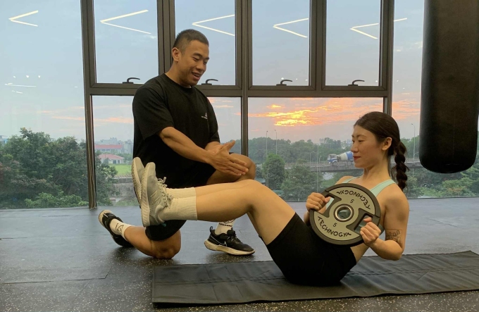 Nên kết hợp cùng tạ sau khi đã nắm vững kỹ thuật với tay không.