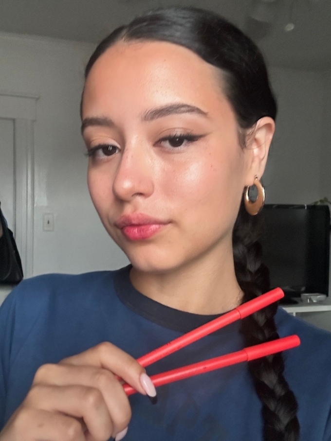 Briana Rengifo review bút kẻ mắt có giá bán 24 USD đến từ thương hiệu mỹ phẩm của chuyên gia trang điểm gốc Việt.