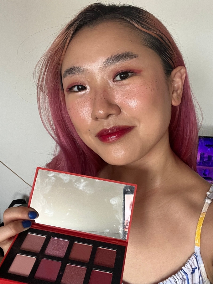 Sarah Han trải nghiệm bảng mắt Rebellious Red & Pink.