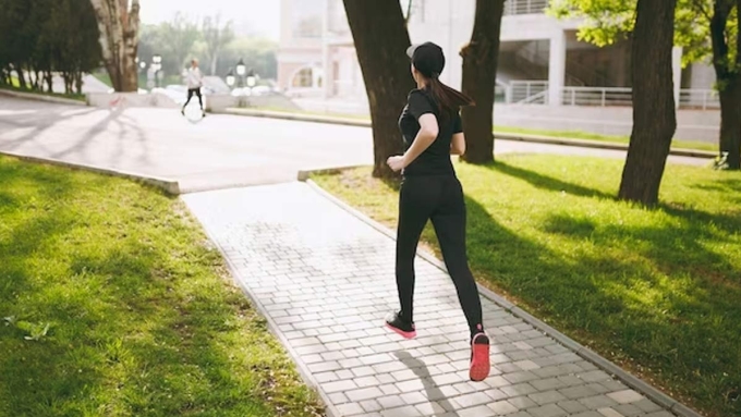 Sải bước quá dài khi đi bộ dễ gây chấn thương.