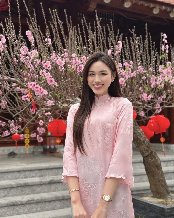 Công thức giúp mái tóc Đỗ Thị Hà óng ả, bồng bềnh