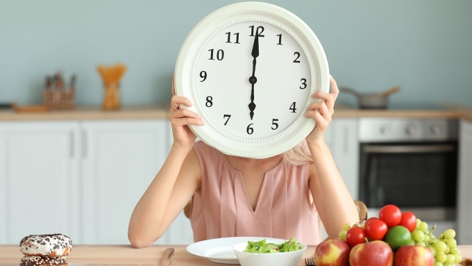 Giáo sư Franklin Joseph khuyên nên kết thúc bữa ăn cuối cùng của ngày trước 7h tối để cơ thể có đủ thời gian tiêu hóa, kiểm soát đường huyết, từ đó kích hoạt việc đốt cháy chất béo trong đêm hiệu quả hơn.