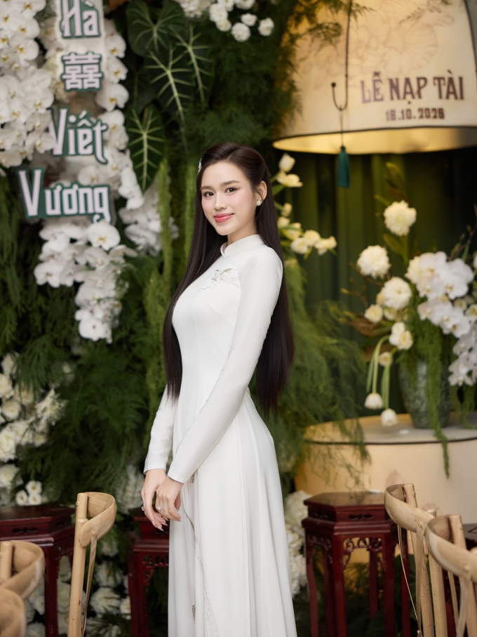 Trước đó, trong lễ ăn hỏi hôm 16/10, Đỗ Thị Hà cũng ghi điểm với mái tóc buông xõa tự nhiên, chỉ cố định tóc mái, giữ vẻ gọn gàng, trang nhã.