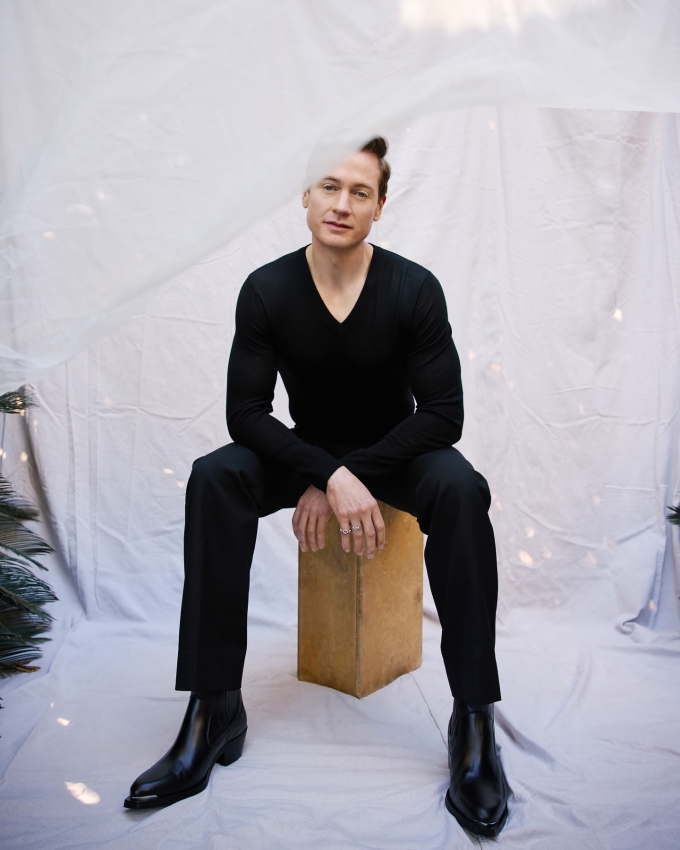 Bryan Johnson, sinh năm 1977, là doanh nhân người Mỹ, là nhà đầu tư mạo hiểm, nhà văn và tác giả. Vài năm gần đây Bryan nổi tiếng với dự ántrẻ hóa cơ thể, đầu tư nhiều thiết bị y tế hiện đại cùng một đội ngũ khoảng 30 bác sĩ làm nhiệm vụ theo dõi các chức năng cơ thể và tìm cách đảo ngược quá trình lão hóa.