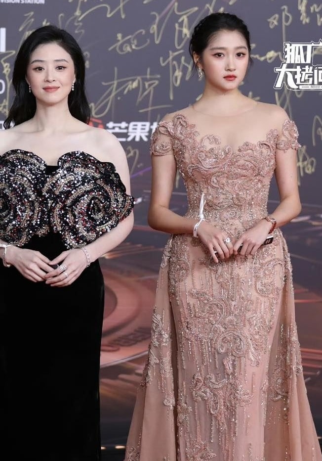 Tưởng Hân váy đen) trong sự kiện hôm 3/11.