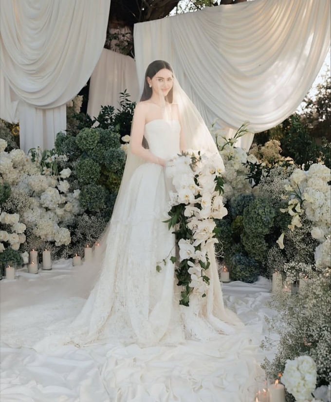 Mai Davika diện váy cưới đính 1.700 cánh bướm làm bằng ren cao cấp, trong đám cưới hôm 9/11 tại Thái Lan.