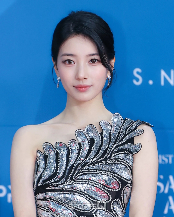 Tại Lễ trao giải Baeksang 2025, Suzy ghi điểm với layout makeup nhẹ nhàng mà tinh tế, tôn lên từng đường nét hoàn hảo trên gương mặt