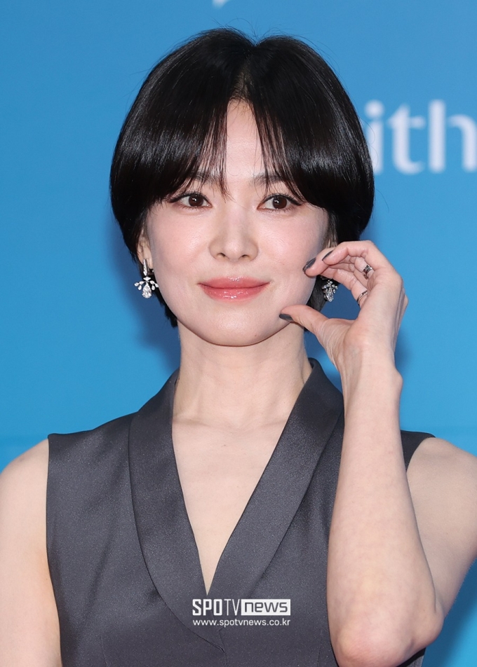 Ở tuổi 44, Song Hye Kyo vẫn giữ được làn da căng mịn trắng sáng không tỳ vết.