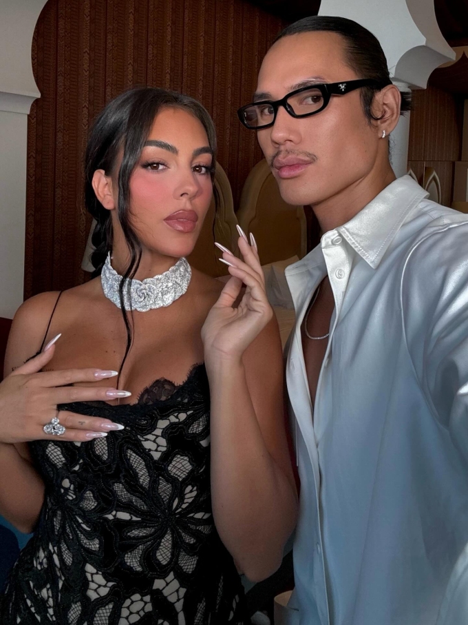 Trước đây, Patrick từng nhiều ;lần cộng tác với Georgina Rodriguez, chăm chút nhan sắc cho cô trong nhiều dịp, như Liên hoan phim Venice, tối 31/8.