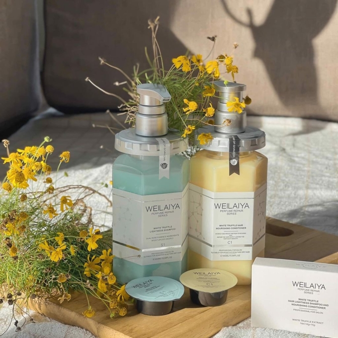 Weilaiya Truffle Repair Shampoo and Conditioner  Bộ gội xả hoàn chỉnh, vừa làm sạch vừa dưỡng sâu, giúp nuôi dưỡng sợi tóc từ gốc tới ngọn, hỗ trợ tóc chắc khỏe và giảm hư tổn do khói bụi, ô nhiễm.  Giá tham khảo: 2.500.000 đồng