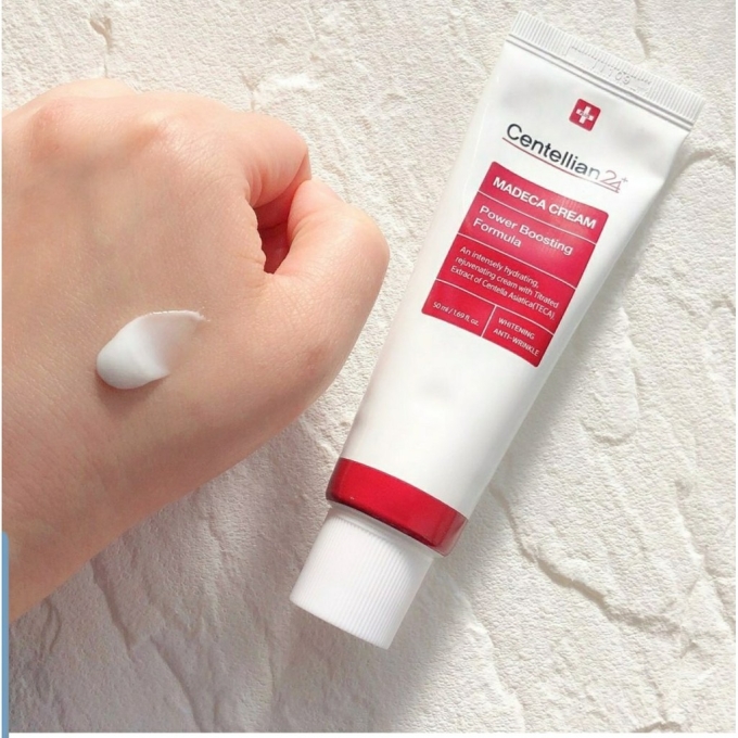 Sau khi thoa retinol, Christine kết thúc chu trình chăm da buổi tối với kem dưỡng chứa ceramide của một thương hiệu Hàn Quốc nhằm khóa ẩm, hạn chế