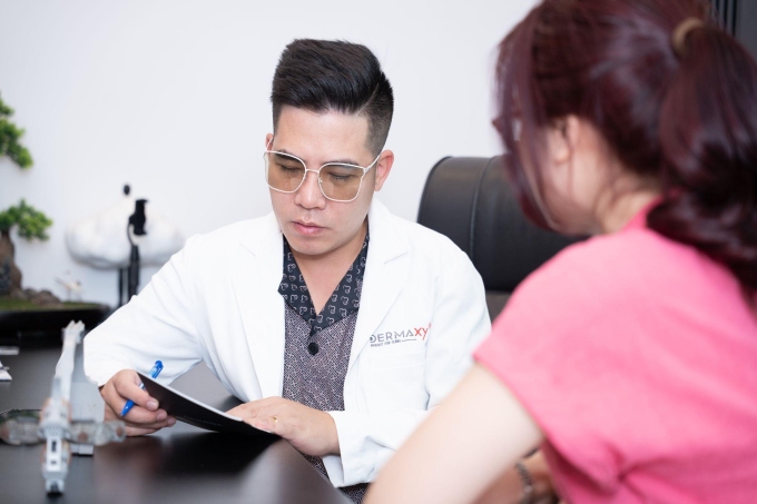 Dược sĩ Thành Nguyễn tư vấn cho khách hàng. Ảnh: NVCC