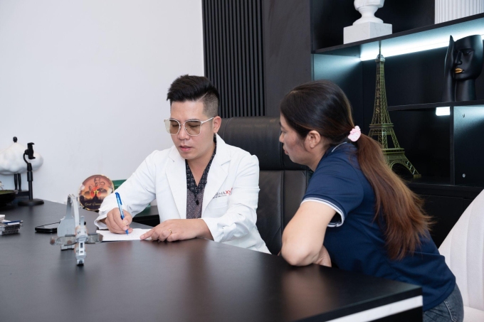 Dược sĩ Thành Nguyễn nhấn mạnh sau laser hoặc chấm TCA cần che chắn, bôi kem chống nắng để bảo vệ da. Ảnh: NVCC