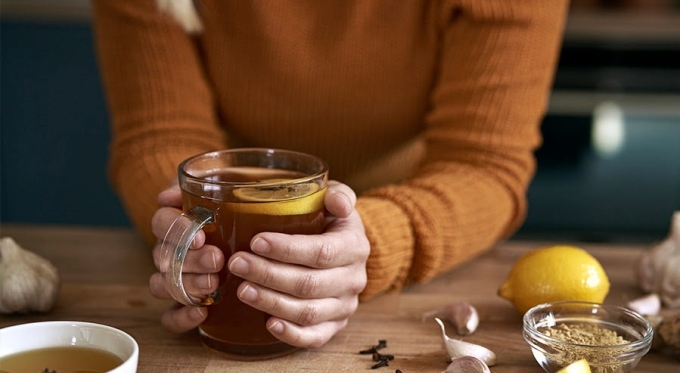 Thói quen uống nước ấm hay các loại trà dưỡng nhan, trà có nguồn gốc thiên nhiên giúp làm ấm cơ thể trong ngày lạnh, tăng cường tuần hoàn máu, giữ sắc mặt tươi tắn, hồng hào.