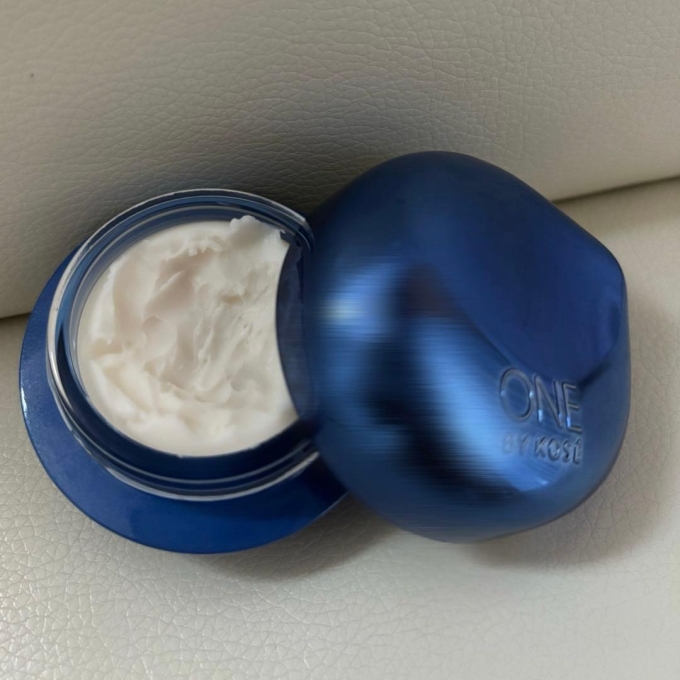 ONE by Kosé có kết cấu kem đặc nhưng nhanh chóng tan dần và thẩm thấu khi tiếp xúc với bề mặt da.