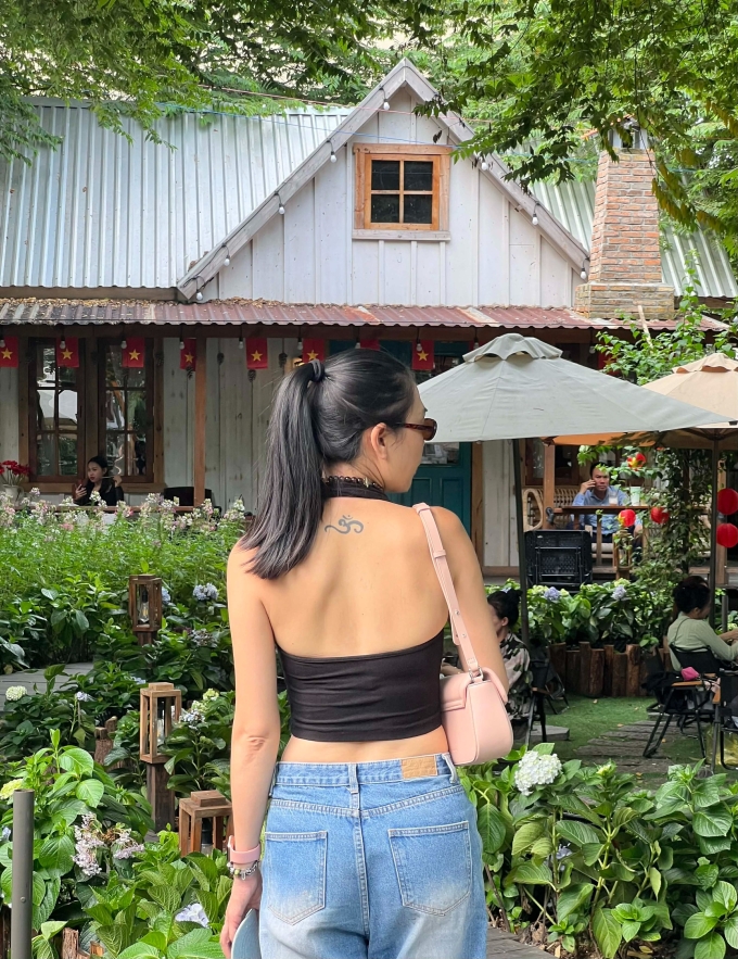 Nhìn từ phía sau lưng, nhiều người nhận xét body Đào Ngọc ăn đứt nhiều cô gái đôi mươi.