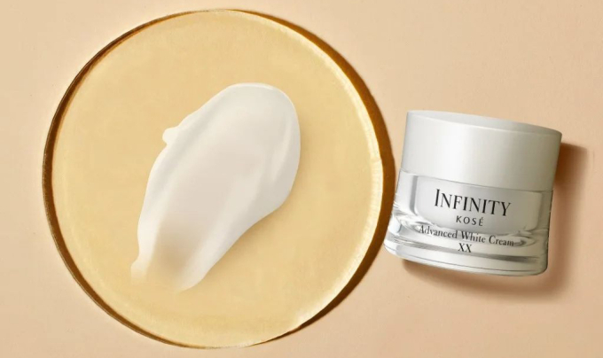 Ngoài chức năng dưỡng ẩm, Infinity Kosé Advanced White còn hỗ trợ cải thiện sắc tố da, giúp làm đều màu da.