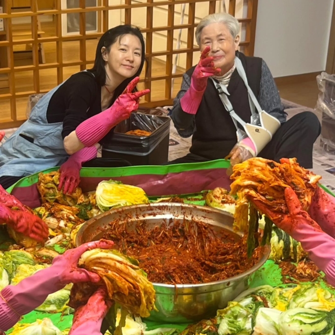 Kim chi là món ăn quen thuộc trong chế độ ăn hàng ngày của người Hàn, chứa nhiều chất xơ và lợi khuẩn giúp cân bằng hệ vi sinh đường ruột, hỗ trợ tiêu hóa.