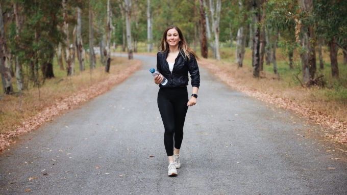 Ngoài chế độ ăn uống, vận động cũng là yếu tố không thể thiếu, với tần suất tập luyện vừa sức ít nhất 4 buổi mỗi tuần, đồng thời hạn chế tối đa việc ngồi lâu trong ngày.