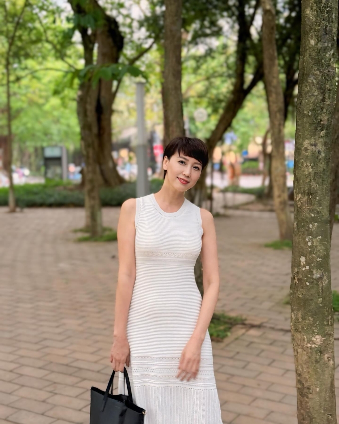 Mai Đoàn - mẹ của người đẹp Doãn Hải My - kết thân với mái tóc tém tỉa layer từ nhiều năm nay, góp phần không nhỏ giúp diện mạo thêm trẻ trung ở độ tuổi U50 đồng thời khoe trọn các đường nét trên gương mặt.