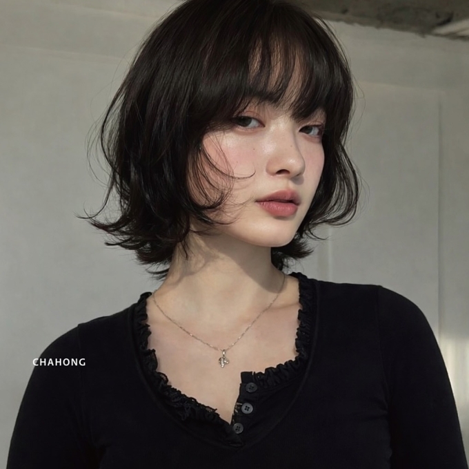 Tóc bob ngang cằm giúp khuôn mặt trông đầy đặn hơn.