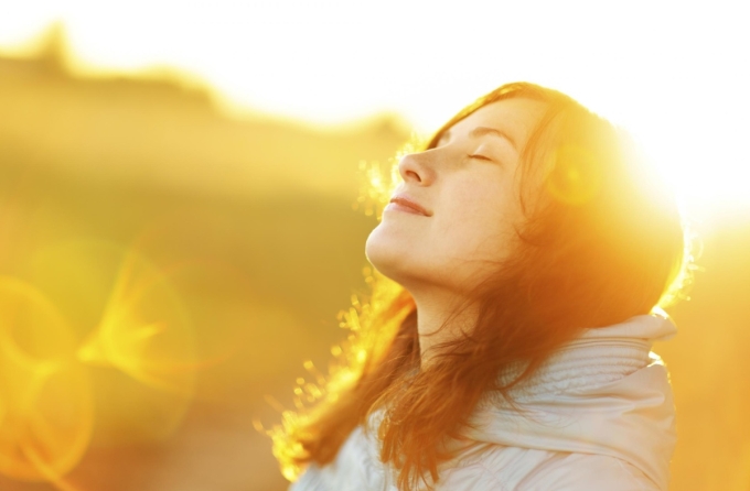 Phơi nắng nhẹ từ khoảng 7-9 giờ sáng hoặc sau 4 giờ chiều là tốt nhất vì giúp cơ thể tổng hợp vitamin D mà ít gây hại cho da hơn so với thời điểm nắng gắt giữa trưa.