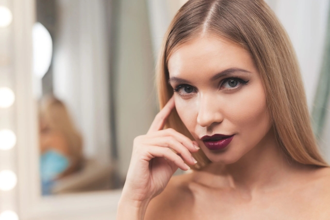 Đỏ tía là sắc đỏ đậm pha chút tím hoặc nâu, tạo cảm giác sang trọng, quyền lực và trưởng thành song khá kén màu da cũng như khó sử dụng trong dịp thường ngày.