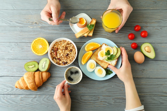 Bữa sáng giàu protein giúp tăng cảm giác no suốt cả ngày, hạn chế thèm ăn vặt.