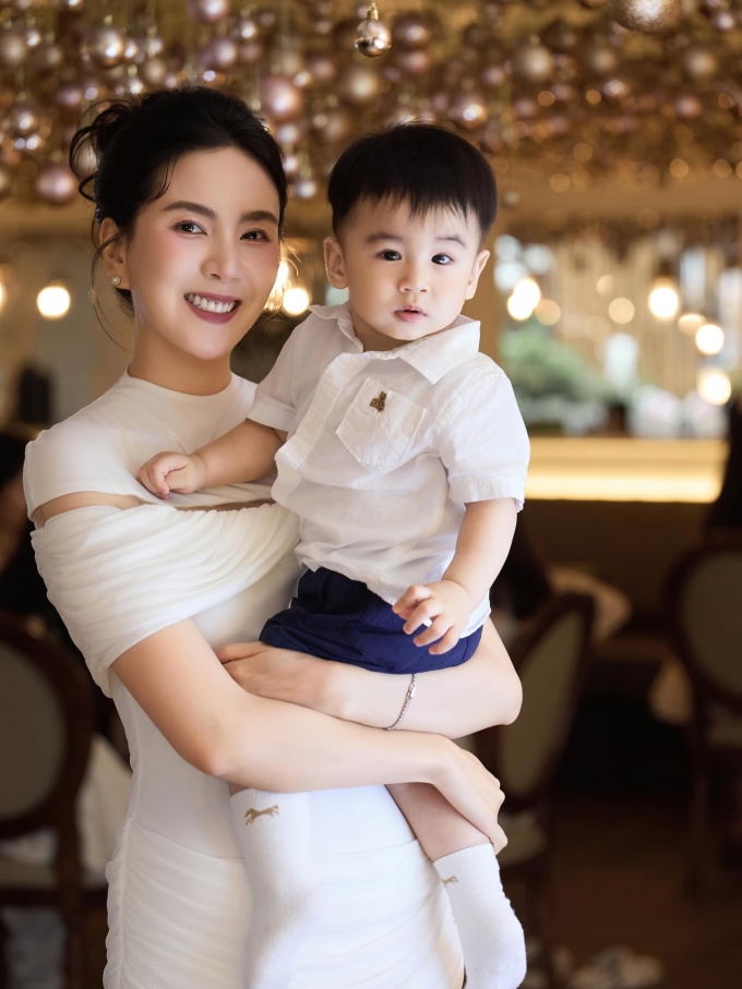 Mai Ngọc và quý tử.