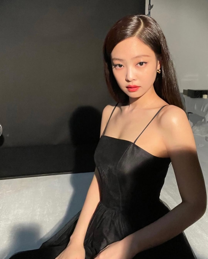 Dưỡng ẩm nhiều bước giúp Jennie giữ làn da căng bóng dù thường xuyên phải trang điểm đậm hay thay đổi môi trường