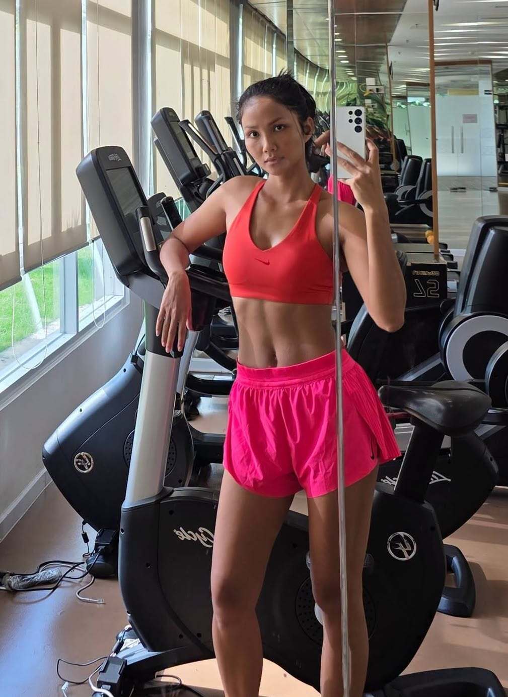 HHen Niê được khen có vòng hai săn chắc như chưa hề đẻ