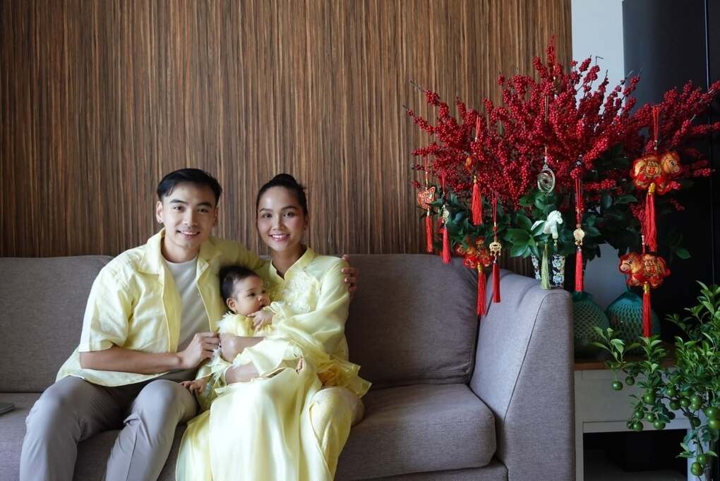 HHen Niê bên ông xã và con gái đầu lòng.