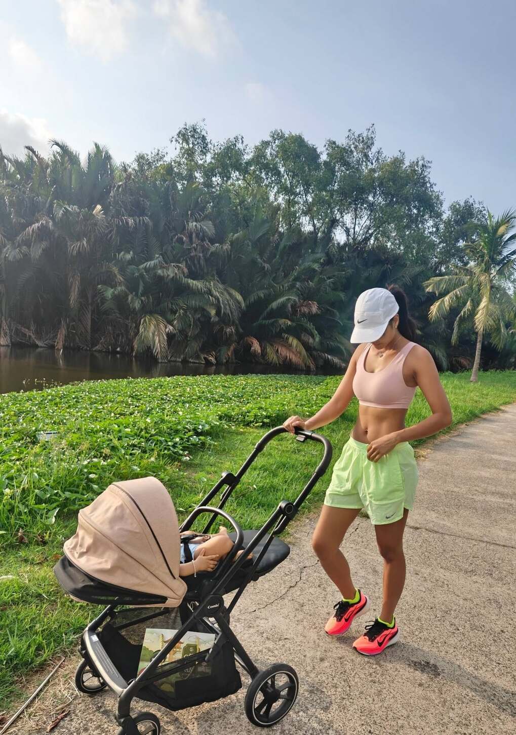Thói quen đưa em bé đi dạo, chơi đùa cùng con mỗi ngày cũng góp phần không nhỏ giúp HHen Niê lấy lại vóc dáng sau sinh.