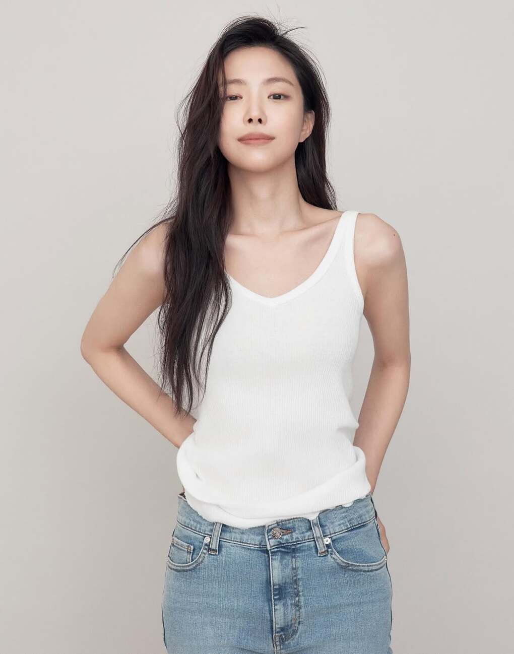 Điều có giá trị hơn từ lối sống của nữ diễn viên là duy trì chế độ ăn điều độ, hạn chế thực phẩm chế biến sẵn, tập luyện đa dạng và biến vận động thành thói quen lâu dài.