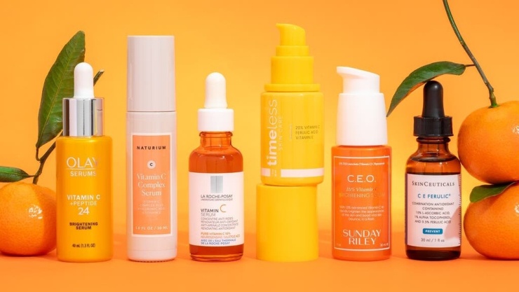 Thoa serum vitamin C vào mỗi sáng giúp trung hòa các gốc tự do do tia cực tím và ô nhiễm tạo ra, đồng thời hỗ trợ quá trình tổng hợp collagen, góp phần làm sáng da và làm chậm sự hình thành nếp nhăn. Ảnh: The New York Times